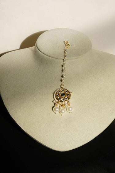 Close up of the maang tikka that comes with the Inaury Manisha Pearl Choker Necklace Set