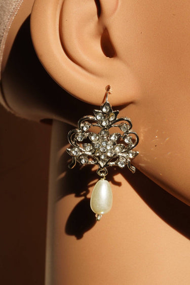 Detailed view of Rubina Filigree earrings from the necklace set