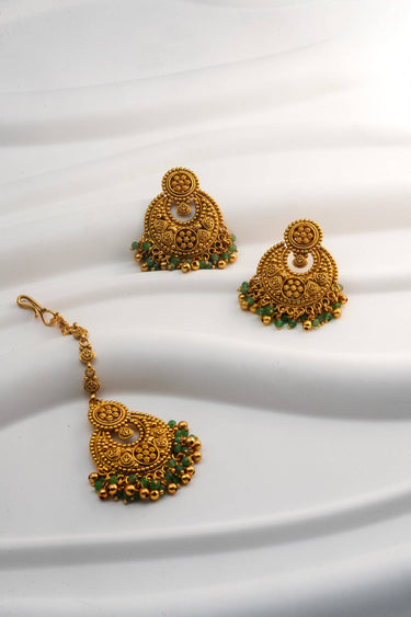 Inaury Gurleen Gold Chandbali Earrings & Maang Tikka Set complete — full flat lay of both earrings and tikka together showing matching granulation work and emerald bead drops