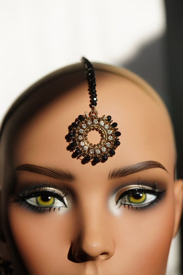 Roza Zircon Maang Tikka on mannequin