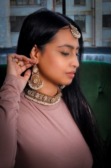 Model wearing Rimmie Artisan Crafted Choker Set with earrings and maang tikka, showcasing traditional Pakistani jewelry elegance.