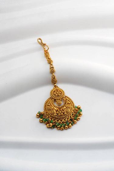 Inaury Gurleen Gold Chandbali Maang Tikka full flat lay — showing complete tikka with chain, hook closure and matching crescent pendant with emerald bead drops